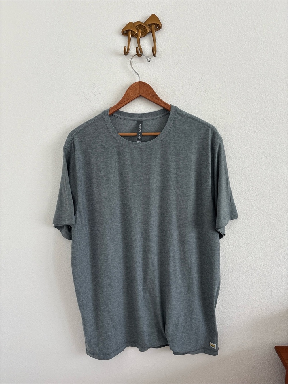 Vuori Strato Tech Tee Shirt Mens Large Blue Gray Performance Short Sleeve V126